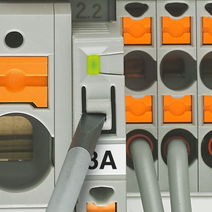 Réglage du disjoncteur PTCB via le bouton à LED à l'aide d'un tournevis