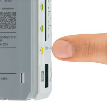 Le disjoncteur CBMC se règle sans outils, avec le doigt, à l'aide du bouton à LED