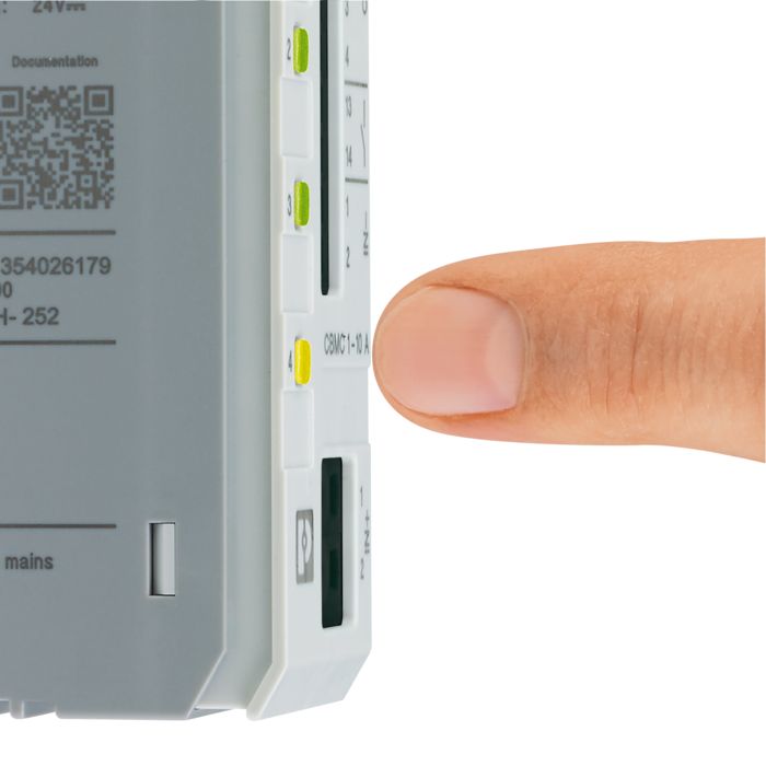 Le disjoncteur CBMC se règle sans outils, avec le doigt, à l'aide du bouton à LED