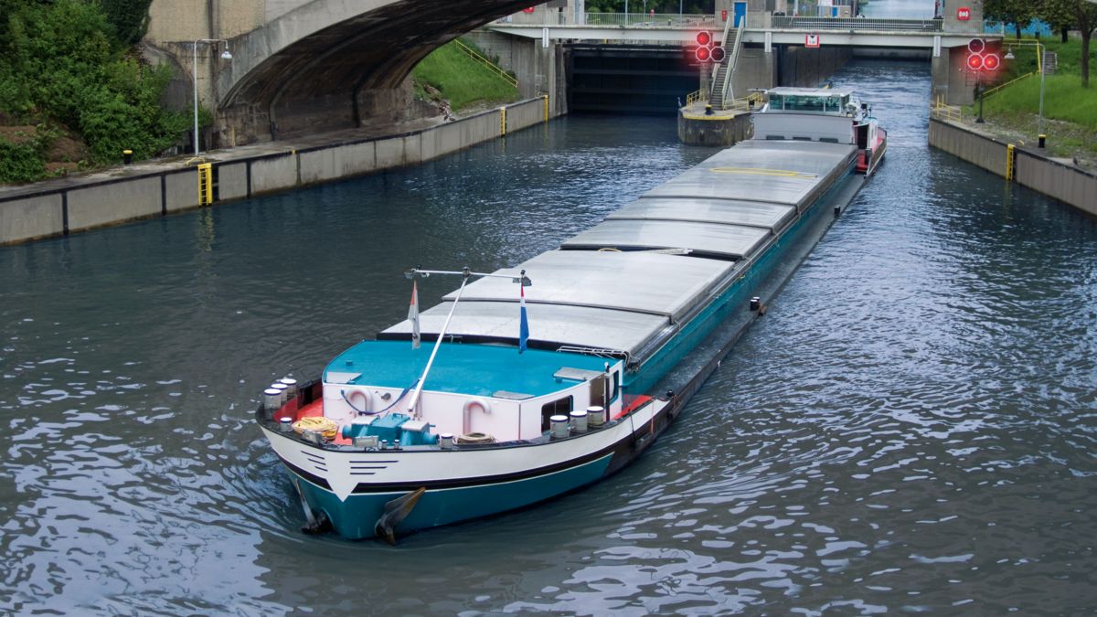Voie navigable avec écluse et feux de signalisation