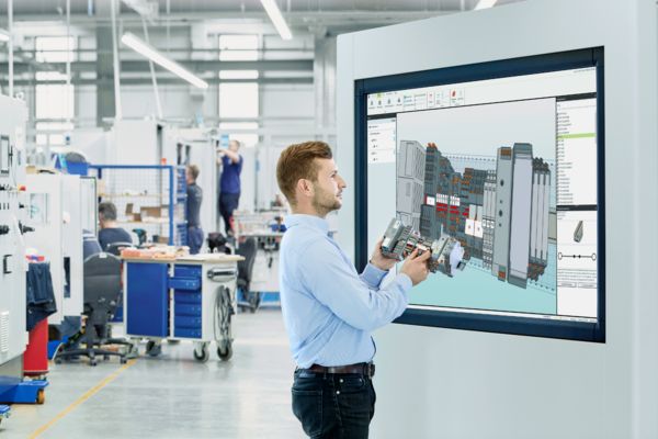 Osoba porównująca próbkę produktu z cyfrowym obrazem produktu w oprogramowaniu do projektowania clipx ENGINEER.
