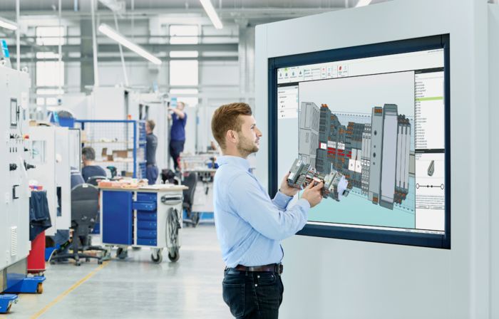 Colaborador compara a amostra do produto com uma imagem digital do produto no software de engenharia clipx ENGINEER
