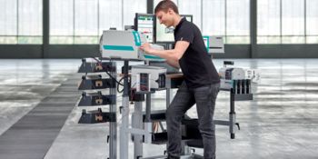 Werker markiert einen Leiter an einem Arbeitsplatz zur Leitervorbereitung