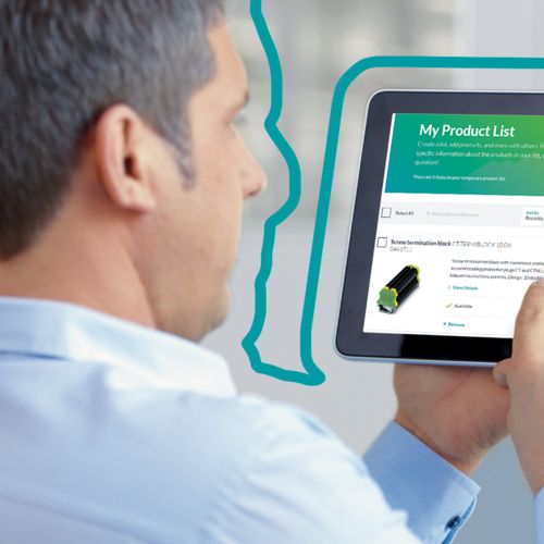 mężczyzna z tabletem przegląda eshop