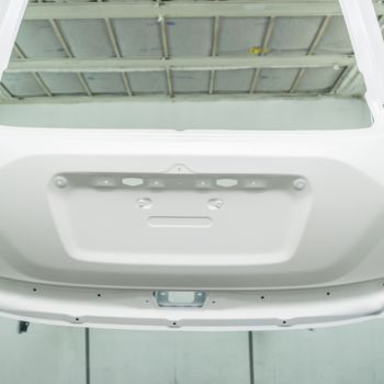Pieza de automóvil pintada en la fabricación de automóviles 