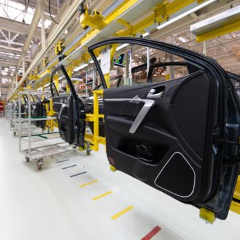 Puertas de vehículos en una planta de producción