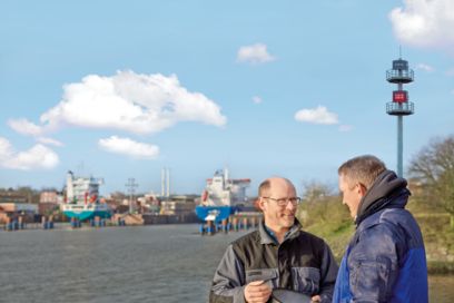 Conversation at the Kiel Canal for signaling waterways