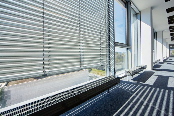 Beispiel intelligente Beleuchtung und Beschattung mit Jalousien