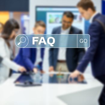 Kunder ved AES-eksponat på Hannover Messe 2023 med innskrift FAQ i bildet