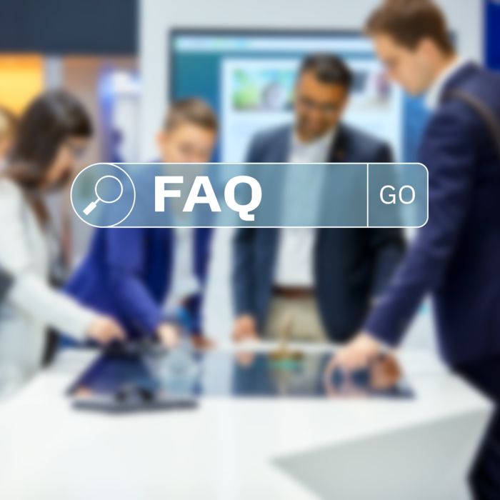 Kunder ved AES-eksponat på Hannover Messe 2023 med innskrift FAQ i bildet