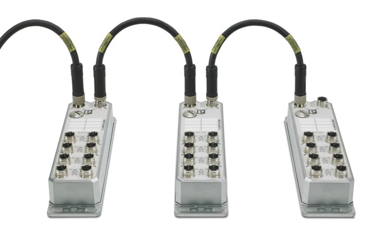 Three FL&nbsp;SWITCH&nbsp;2600 devices connected together with one power cable each