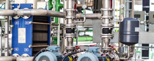 Bombas y motores en un entorno industrial