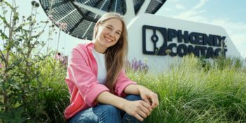 Сотрудник сидит перед солнечным трекером в Phoenix&nbsp;Contact