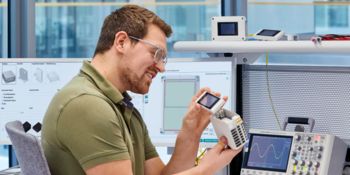 A Phoenix Contact munkatársa kijelzőt helyez fel egy elektronikaházra
