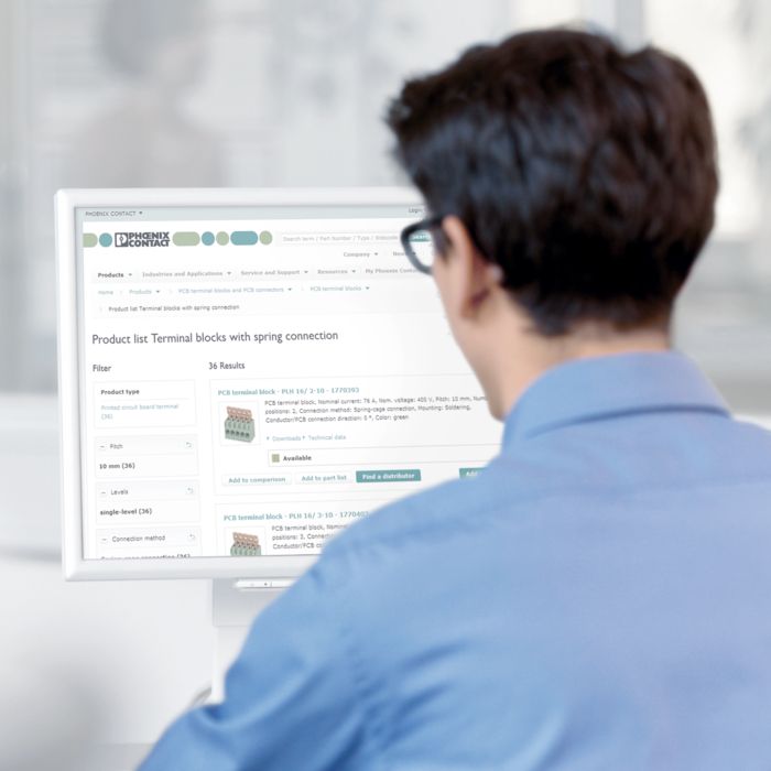 Un client consulte une liste des produits sur un moniteur