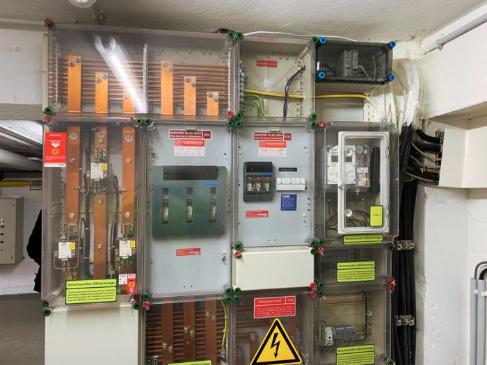 Feed-in with installed surge protection and busbars