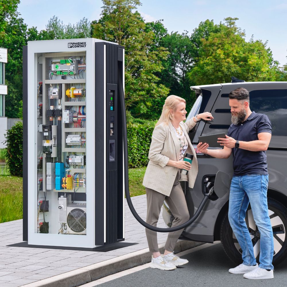 Voiture électrique à une station de recharge rapide équipée de composants Phoenix Contact