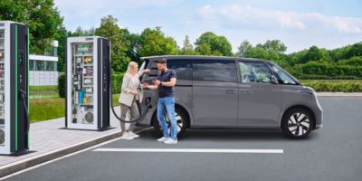 Voiture électrique à une station de recharge rapide équipée de composants Phoenix Contact