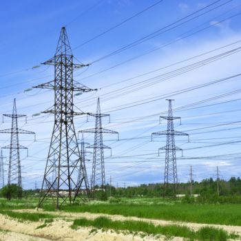 Postes de alta tensión con líneas eléctricas