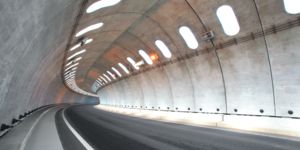 Tunnel avec éclairage