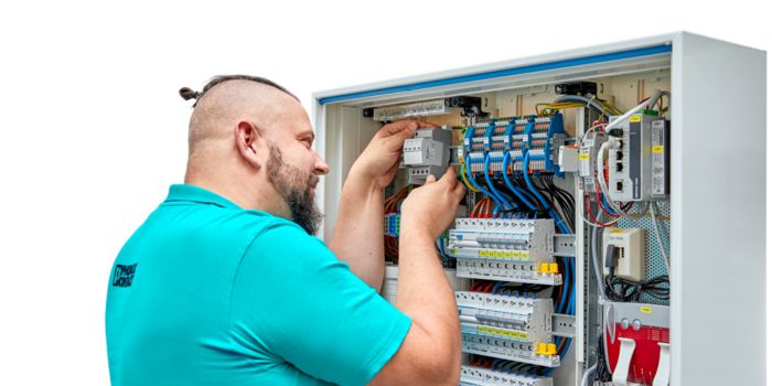 electricista a manusear um quadro elétrico