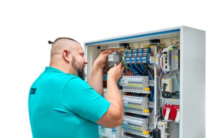 Un uomo installa una protezione contro la sovratensione in un quadro elettrico