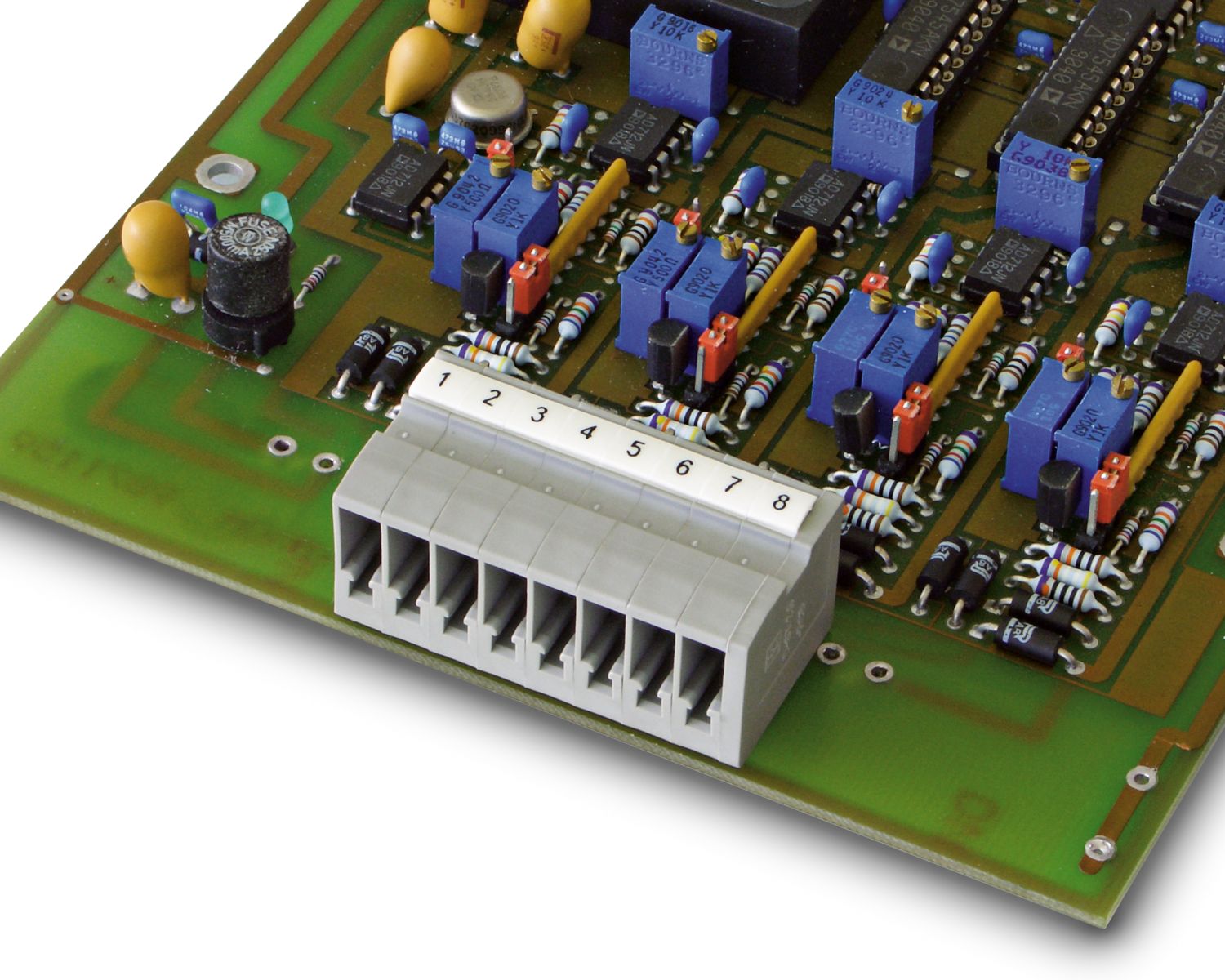 固定在PCB上的COMBI插座