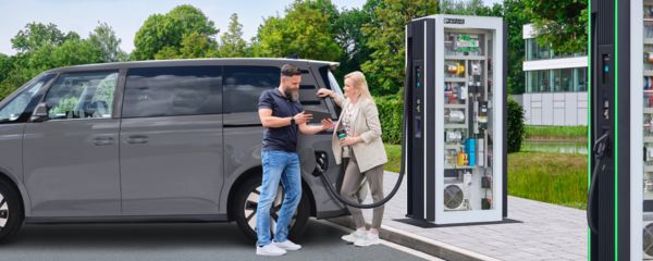 Volkswagen ID. Buzz -sähköpakettiautoa ladataan HPC-latausasemalla, jossa on käytetty Phoenix Contactin komponentteja