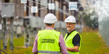 Беседа двух специалистов Phoenix Contact в защитных жилетах