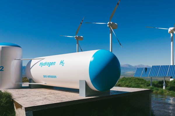 Installation d'hydrogène Power-to-Gas devant des éoliennes et des panneaux solaires
