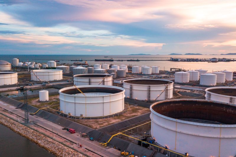 Impianti industriali e serbatoi in riva al mare con il PtH