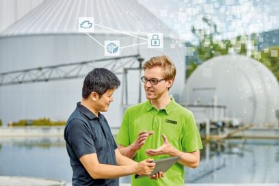 Colaborador da Phoenix Contact em conversa com cliente na gestão de recursos hídricos  