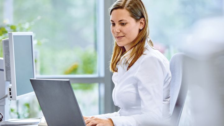 Person on a computer with the mGuard&nbsp;Device&nbsp;Manager