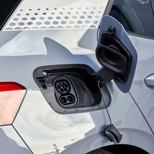 Voiture électrique avec volet de charge ouvert, équipée d'une prise CCS de Phoenix Contact
