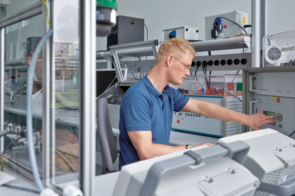 Laborpersonal bei einer Qualitätsprüfung für Reihenklemmen