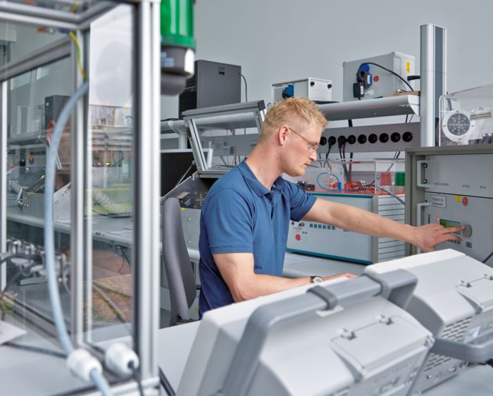 Man bij een laboratoriumtest in het laboratorium
