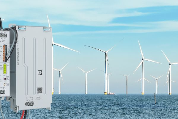 Alimentatori intelligenti QUINT DC UPS davanti a un parco eolico offshore