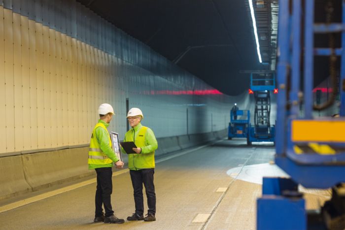 Men discussing work at the tunnel