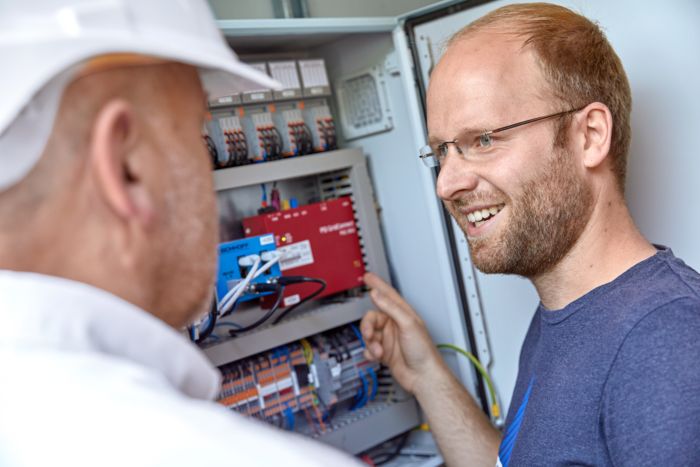 Mitarbeiter am Fernwirkschrank