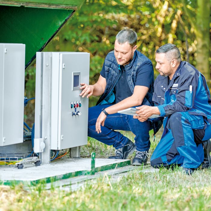 Due tecnici lavorano alla tecnologia di automazione per la captazione dell'acqua