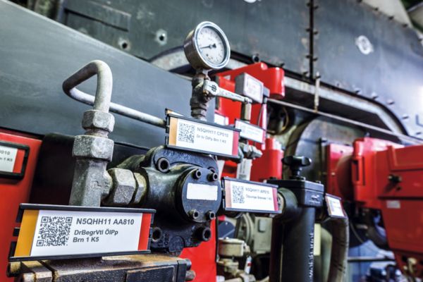 Marcação da instalação em uma máquina na central elétrica da empresa