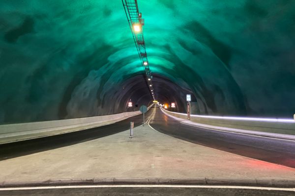 Tunel z systemem sterowania ewakuacją 