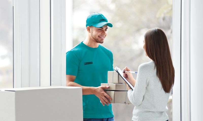 Человек получает образцы продукции от Phoenix Contact