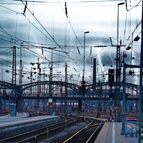 Parafoudre basse tension pour les installations d'infrastructure ferroviaire