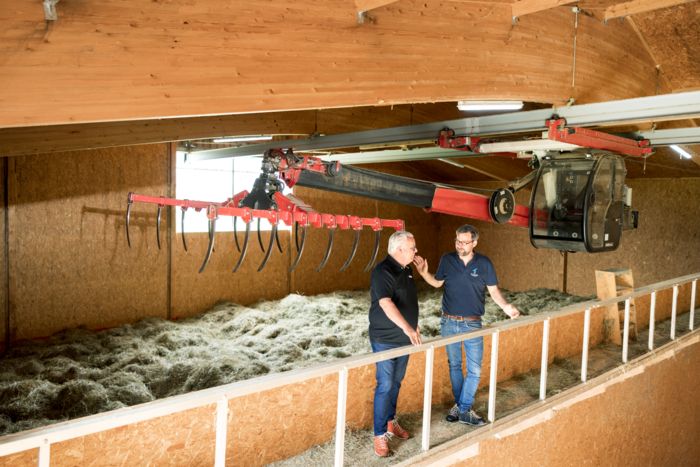 Deux hommes dans un bâtiment agricole