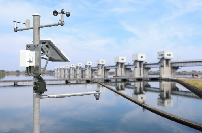Weather station with measuring technology protected in robust outdoor housings