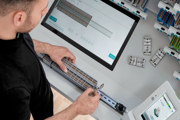 Werkerassistenzsystem für den Schaltschrankbau