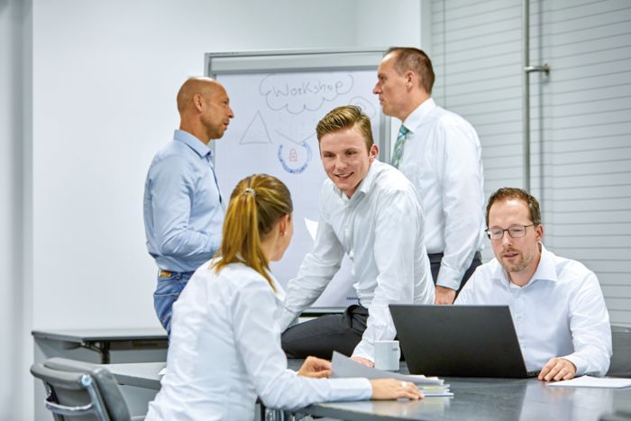 Employees working on services certified in accordance with IEC 62443-2-4