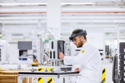 Person i laboratoriekittel i produktionen