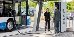 2024: An electric bus from Swiss manufacturer Hess passes the ultimate HPC charging test. It is charged with 500 A or 350 kW using the cooled CCS charging connector, going from 30% to 80% in just 30 minutes – and in summer conditions too.